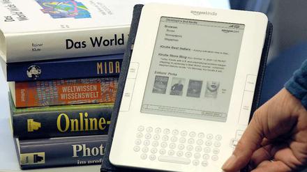 Buch oder E-Book, das ist hier die Frage: Nicht zuletzt das "Kindle" von Amazon jagt dem gedruckten Buch Marktanteile ab.