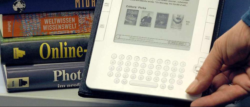 Buch oder E-Book, das ist hier die Frage: Nicht zuletzt das "Kindle" von Amazon jagt dem gedruckten Buch Marktanteile ab.