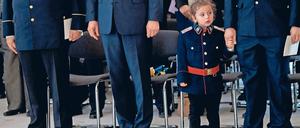 Mädchen in Uniform. Die vierjährige Sandrine durfte im Schloss Bellevue eine historische Feuerwehruniform tragen. Vielleicht reicht’s ja eines Tages auch für einen Orden. Foto: dapd