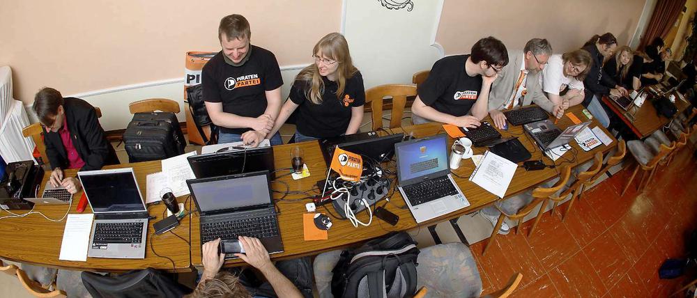 Delegierte der Piratenpartei haben beim Parteitag über die Folgen der Wahl in Berlin und über programmatische Änderungen abgestimmt.