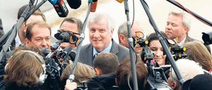 Sein Tag: CSU-Chef Seehofer in Nürnberg im Stangenwald der Mikrofone. CSU-Politik zu vermitteln – Euroskepsis plus EU-Bekenntnis – dürfte schwer werden. 