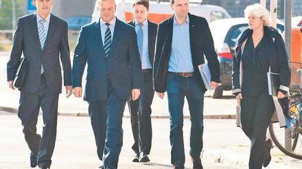 Kommen und Gehen. Die CDU-Verhandlungsgruppe um Parteichef Frank Henkel, die sich vor zwei Wochen mit der SPD traf (l.), könnte schon bald erneut ins Rote Rathaus kommen. Die Grünen-Delegation hingegen, hier ein Archivbild, kommt nicht mehr. Fotos: dapd/Davids/Darmer