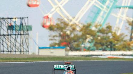 Am großen Rad drehen. Die Formel 1, hier Michael Schumacher, hat sich allerlei ausgedacht, um den Japanern nach der Natur- und Reaktorkatastrophe zu helfen und Verbundenheit auszudrücken. Foto: dpa