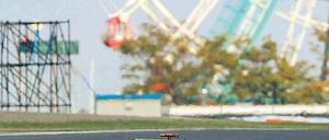 Am großen Rad drehen. Die Formel 1, hier Michael Schumacher, hat sich allerlei ausgedacht, um den Japanern nach der Natur- und Reaktorkatastrophe zu helfen und Verbundenheit auszudrücken. Foto: dpa