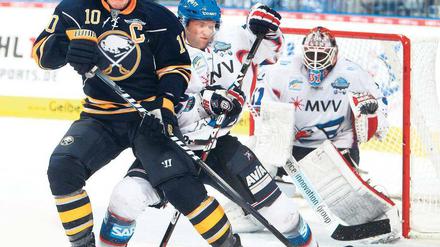 Auf Heimatbesuch. Dienstag gewann Christian Ehrhoff als Kapitän der Buffalo Sabres ein Testspiel bei den Adler Mannheim 8:3. Foto: AP