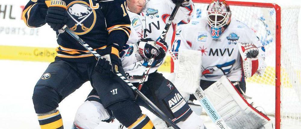 Auf Heimatbesuch. Dienstag gewann Christian Ehrhoff als Kapitän der Buffalo Sabres ein Testspiel bei den Adler Mannheim 8:3. Foto: AP