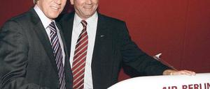 Ein Herz für Promis. Ex-Airline-Chef Joachim Hunold mit Johannes Kerner. Foto: dpa