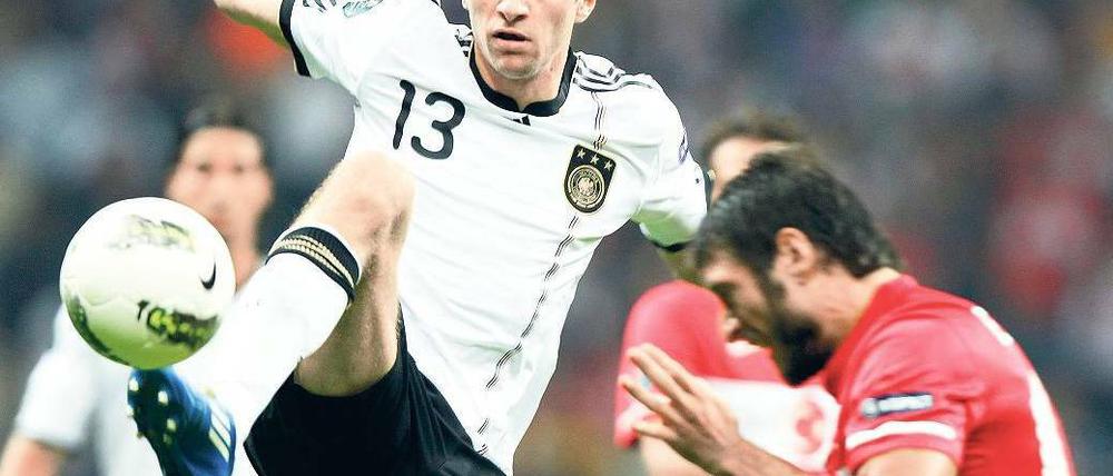 Sieht sperrig aus, war aber effektiv. Thomas Müller gelang in einer von den Deutschen souverän geführten Partie das 2:0. Foto: Reuters