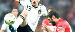 Sieht sperrig aus, war aber effektiv. Thomas Müller gelang in einer von den Deutschen souverän geführten Partie das 2:0. Foto: Reuters