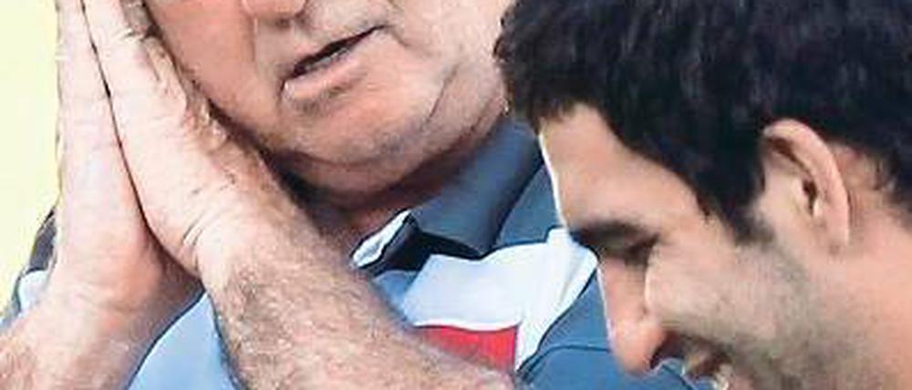 Ein einziger Alptraum. Die Spielmanipulationen bringen wohl auch den türkischen Nationaltrainer Guus Hiddink, hier mit Mittelfeldspieler Arda Turan, um den Schlaf. Foto: Reuters