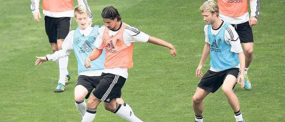 Vom Herausforderer zum Herausgeforderten. Khedira (M.) hat es im Nationalteam nun mit Marco Reus (l.) und Simon Rolfes zu tun, die 2010 nicht im WM-Kader standen.
