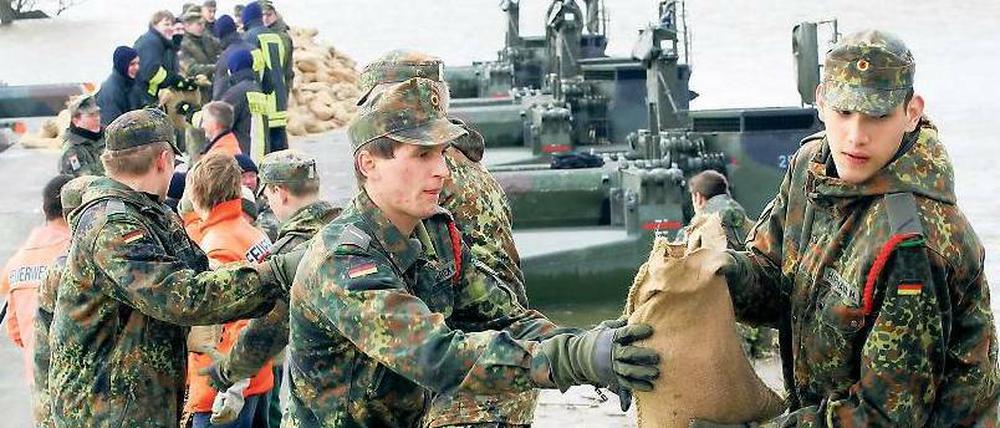 Willkommene Helfer. Bei Hochwasser sind auch Bundeswehrsoldaten im Einsatz. Foto: ddp