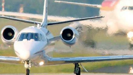 Mehr als heiße Luft. Die Europäische Union will alle internationalen Fluggesellschaften, die EU-Flughäfen anfliegen, in das CO2-Handelssystem einbinden. Airlines aus den USA, Indien und China sehen dadurch ein Abkommen von 1944 verletzt. Foto: picture-alliance/ dpa