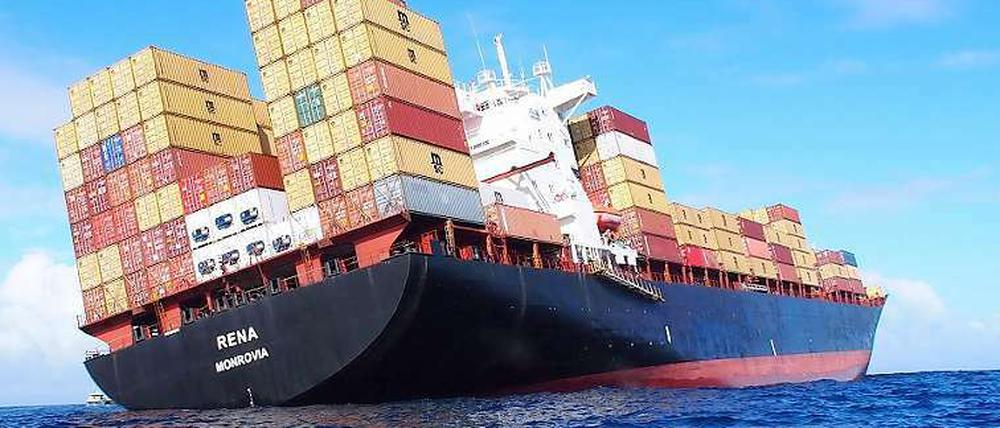 Das Containerschiff "Rena" ist auf Grund gelaufen und hängt schräg im Meer. 