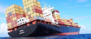 Das Containerschiff "Rena" ist auf Grund gelaufen und hängt schräg im Meer. 