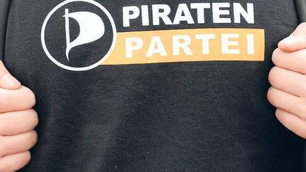 Entschlossen zu bleiben: Auch die Piraten wollen ein Programm. Wirtschaft, Finanzen, Außenpolitik interessieren ihre Mitglieder aber weniger als Transparenz. Foto: Carsten Rehder/dpa