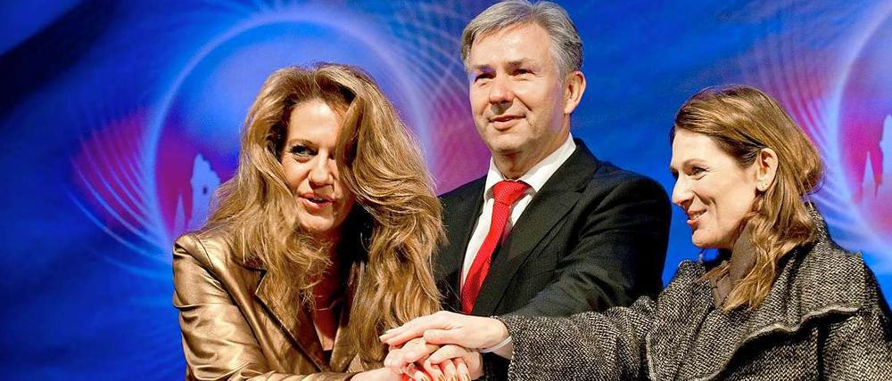 Klaus Wowereit drückt gemeinsam mit Birgit Zander (l) und Barabara Knoflach den Startknopf.