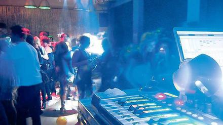 Licht ins Dunkel bringen. Wird das jetzt ein DJ-Konzert? Eine Tanzveranstaltung? Das Finanzamt guckt auch im Berghain hin.