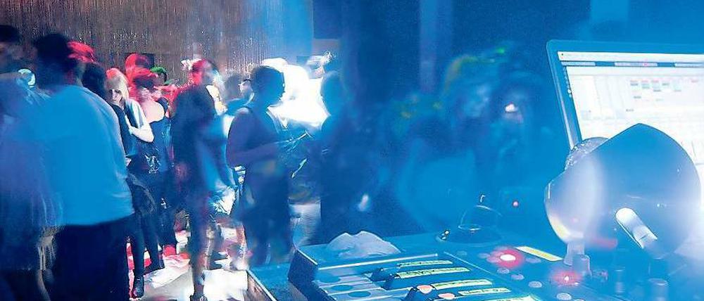 Licht ins Dunkel bringen. Wird das jetzt ein DJ-Konzert? Eine Tanzveranstaltung? Das Finanzamt guckt auch im Berghain hin.