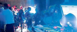 Licht ins Dunkel bringen. Wird das jetzt ein DJ-Konzert? Eine Tanzveranstaltung? Das Finanzamt guckt auch im Berghain hin.