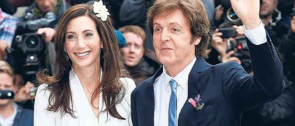 Liebesheirat ohne finanzielle Interessen. Nancy Shevell und Paul McCartney am Sonntag vor dem Standesamt. Foto: Reuters