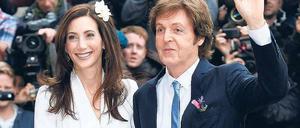 Liebesheirat ohne finanzielle Interessen. Nancy Shevell und Paul McCartney am Sonntag vor dem Standesamt. Foto: Reuters