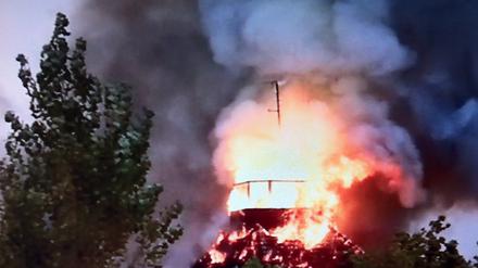 Das Dach des ehemaligen Kinderkrankenhauses Neukölln stand in Flammen.