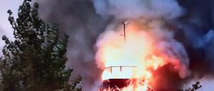Das Dach des ehemaligen Kinderkrankenhauses Neukölln stand in Flammen.
