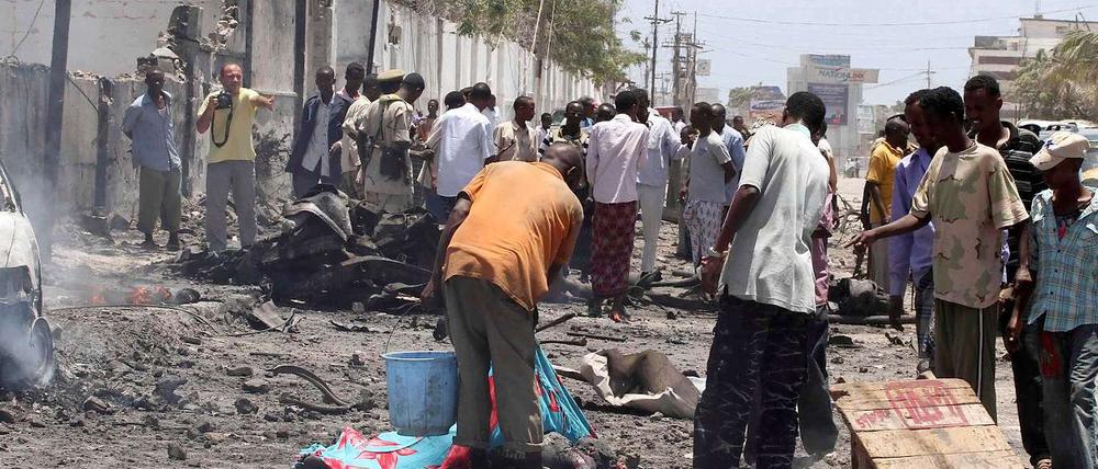 Nach dem Anschlag bietet die somalische Hauptstadt Mogadischu ein Bild des Grauens.