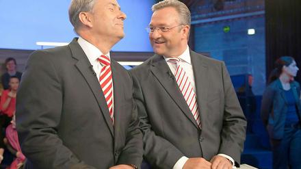 Da waren sie noch Rivalen: Klaus Wowereit (l.) und Frank Henkel beim TV-Duell vor der Berlin-Wahl. Allerdings wirkt es so, als hätten sie sich schon damals ganz gut riechen können.