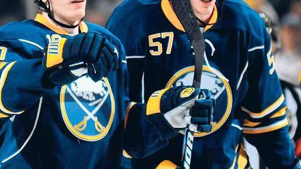 Menschliche Wand. An Christian Ehrhoff (li.) und seinem Verteidiger-Kollegen Tyler Myers wird in der neuen NHL-Saison wohl so mancher Gegner abprallen. Foto: Reuters