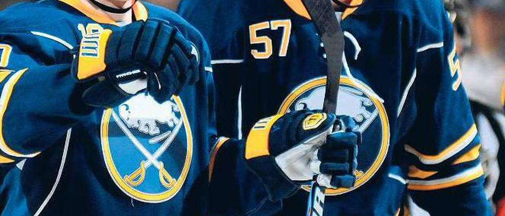 Menschliche Wand. An Christian Ehrhoff (li.) und seinem Verteidiger-Kollegen Tyler Myers wird in der neuen NHL-Saison wohl so mancher Gegner abprallen. Foto: Reuters