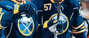 Menschliche Wand. An Christian Ehrhoff (li.) und seinem Verteidiger-Kollegen Tyler Myers wird in der neuen NHL-Saison wohl so mancher Gegner abprallen. Foto: Reuters