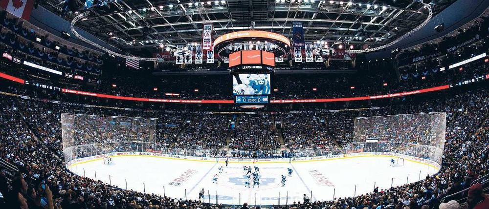 Weniger Eis, mehr Zuschauer. In der NHL sind die Spielflächen zwar kleiner als in der DEL, dafür schauen aber wie am Freitag in Toronto mehr Menschen zu. Foto: Reuters