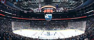 Weniger Eis, mehr Zuschauer. In der NHL sind die Spielflächen zwar kleiner als in der DEL, dafür schauen aber wie am Freitag in Toronto mehr Menschen zu. Foto: Reuters