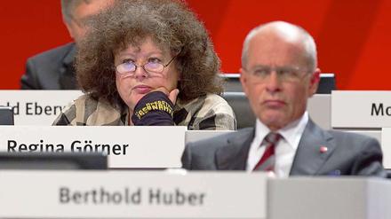 Regina Görner, Vorstandsmitglied der IG-Metall, sitzt in Karlsruhe beim Gewerkschaftstag der IG Metall hinter dem IG-Metall-Vorsitzenden Berthold Huber. 