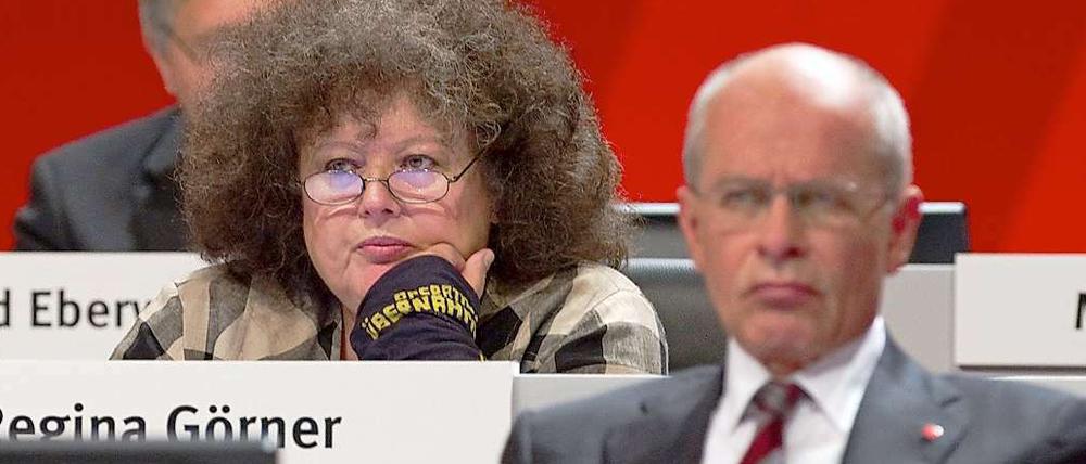 Regina Görner, Vorstandsmitglied der IG-Metall, sitzt in Karlsruhe beim Gewerkschaftstag der IG Metall hinter dem IG-Metall-Vorsitzenden Berthold Huber. 