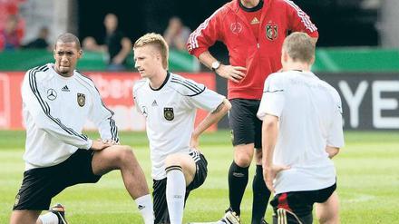 Macht der Körper mit? Bundestrainer Joachim Löw scheint gespannt, ob Marco Reus (2. v. l.) diesmal wirklich spielen kann.