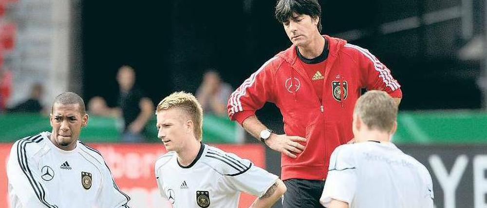 Macht der Körper mit? Bundestrainer Joachim Löw scheint gespannt, ob Marco Reus (2. v. l.) diesmal wirklich spielen kann.