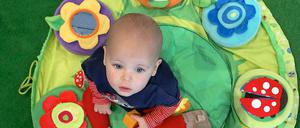 Zuhause bei Papa und Mama oder allein in der Krippe: Darüber, was für die Kleinsten gut ist, gehen die Meinungen auseinander.