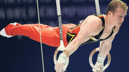 Eine Frage der Haltung. Fabian Hambüchen kann sein Comeback nach einer Verletzung nun mit einer Medaille krönen. Foto: dapd