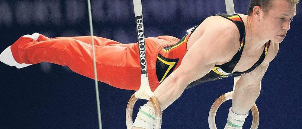 Eine Frage der Haltung. Fabian Hambüchen kann sein Comeback nach einer Verletzung nun mit einer Medaille krönen. Foto: dapd