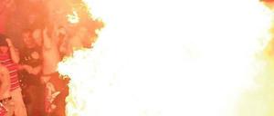 Brandgefährlich. Bei Griechenland gegen Kroatien zündeten griechische Hooligans einen Molotowcocktail. Foto: dpa