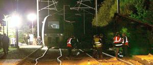 Bei dem Zusammenstoß zwischen einem Zug und einem Lastwagen sind am Mittwochabend mindestens zwei Menschen ums Leben gekommen.