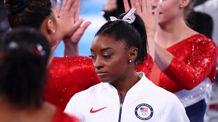 Die viermalige Goldmedaillengewinnern bei den Olympischen Spielen in Rio beendete erst den Wettbewerb im Team-Finale vorzeitig und sagte dann ihren Start im Einzel-Mehrkampf ab.