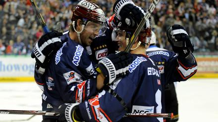 Jubel und Trubel. Zuletzt lief es für Nick Angell (r.) und die Eisbären sehr gut.