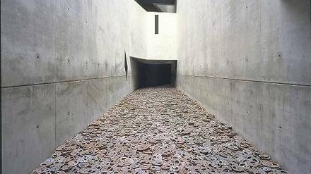 Stumme Schreie. Menashe Kadishmans Installation „Schalechet“ (Gefallenes Laub) im Erdgeschoss des Jüdischen Museums.