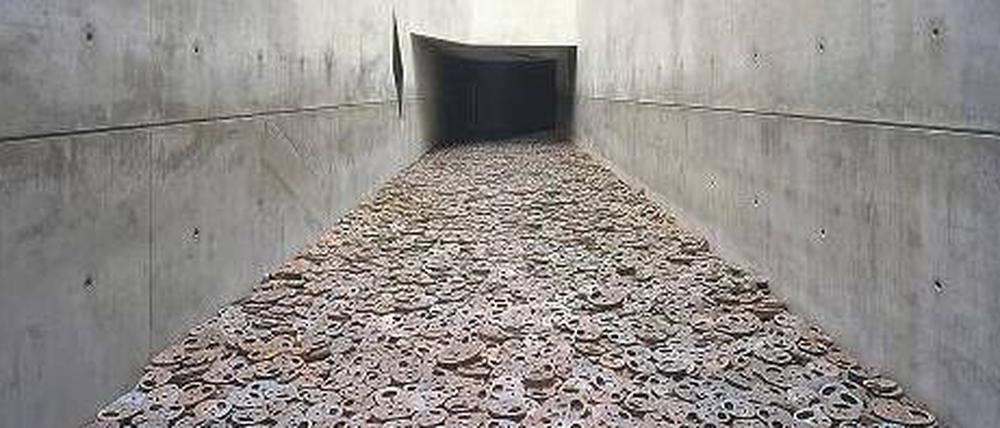 Stumme Schreie. Menashe Kadishmans Installation „Schalechet“ (Gefallenes Laub) im Erdgeschoss des Jüdischen Museums.