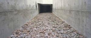 Stumme Schreie. Menashe Kadishmans Installation „Schalechet“ (Gefallenes Laub) im Erdgeschoss des Jüdischen Museums.