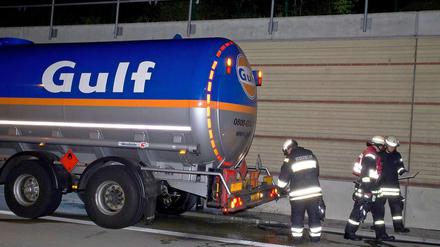 Noch mal gut gegangen: Die Feuerwehr sicherte den Tanklastzug, nachdem der Brand am Reifen gelöscht war.